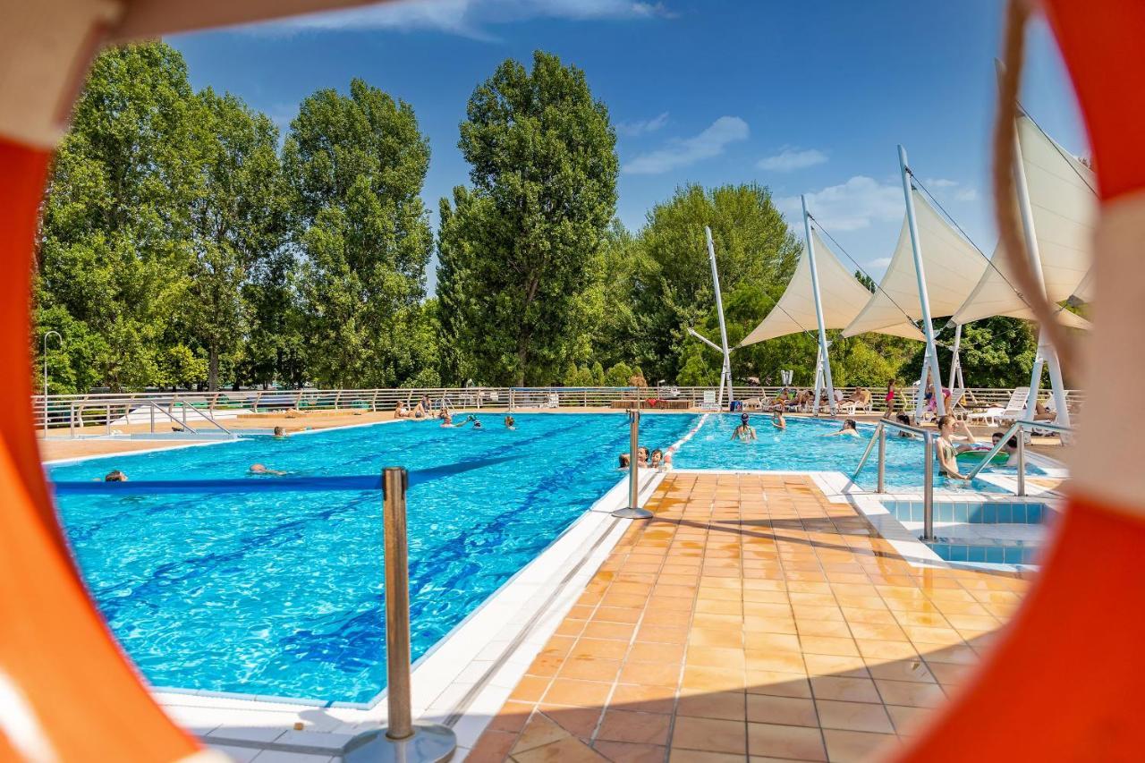 Balatontourist Fuered Camping & Bungalows Balatonfured Exterior photo