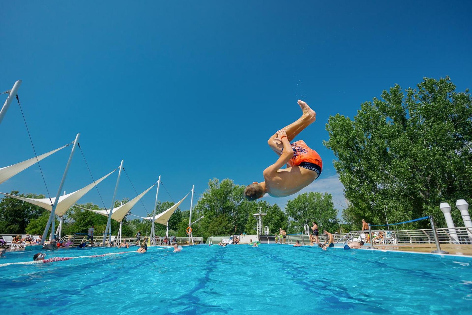 Balatontourist Fuered Camping & Bungalows Balatonfured Exterior photo